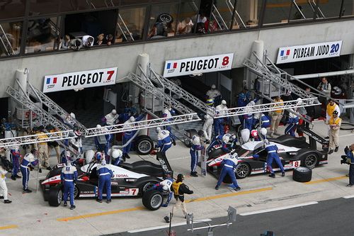 Společná zastávka obou protoypů Peugeot 908 v Le Mans. | Foto: Peugeot