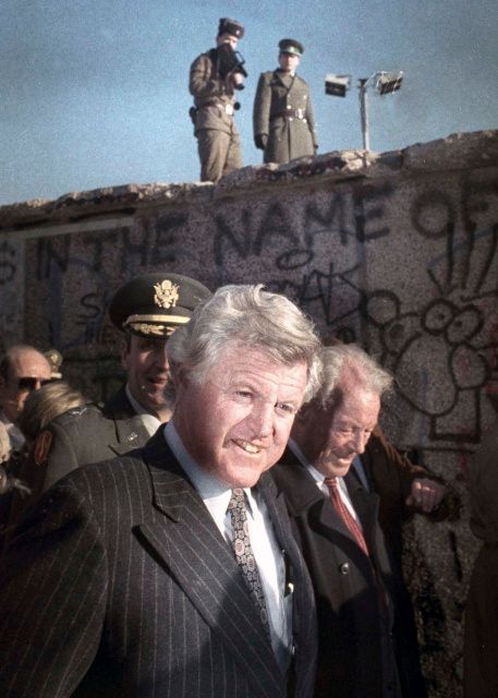 E. Kennedy u Berlínské zdi s bývalým kancléřem Západního Německa Willy Brandtem 28. listopadu 1989. | Foto: Reuters