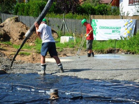 10:00 hod. Na stavbě pokračuje betonáž současně se zpracováním betonu do roviny základové desky. | Foto: Komerční sdělení