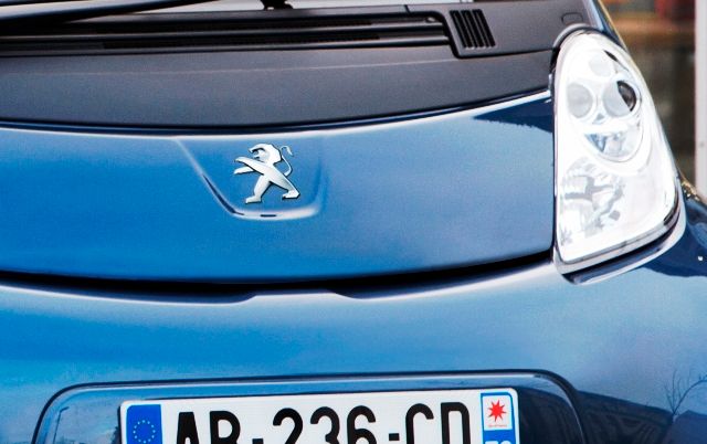 Na iOnu se poprvé představuje nové logo. Lev je proveden v kombinaci perleťové bílé a chromu. To bude používáno i v budoucnosti pro vozy s nulovými emisemi | Foto: Peugeot