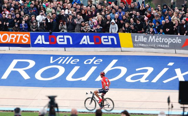 Fabian Cancellara v cíly klasiky. | Foto: Reuters