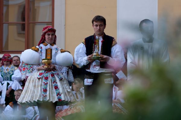 Na Národní pouť sv. Cyrila a Metoděje se každoročně sjíždí nejen věřící z celé Moravy a Čech, ale také ze Slovenska. Nikdy mezi nimi nechybí krojovaní. | Foto: Filip Fojtík