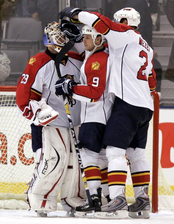 Brankář Tomáš Vokoun přijímá gratulace k vychytané nule. | Foto: Reuters