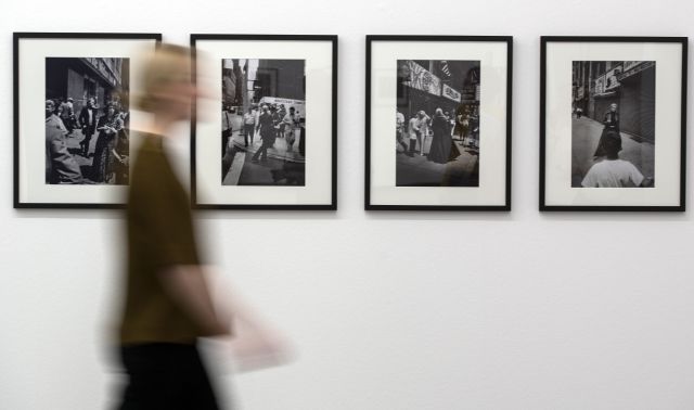 Záběr z výstavy Women on street v německém Düsseldorfu, kde byly k vidění snímky Petera Lindbergha a Garyho Winogranda. | Foto: ČTK