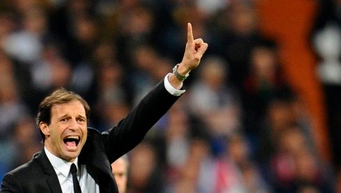 Trenér Milánu Massimiliano Allegri udílí pokyny. | Foto: Reuters