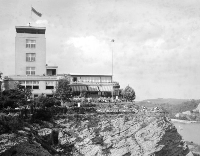 Rok 1932. Barrandovské terasy přetékají návštěvníky. | Foto: ČTK