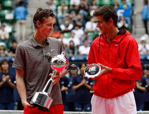 Vítězná trofej pro Tomáše Berdycha, Juan Martin Del Potro dostal jen finálový talíř) | Foto: Reuters