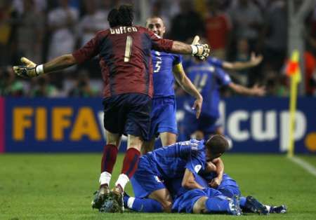 Fotbalisté Itálie se radují z postupu do finále světového šampionátu. | Foto: Reuters