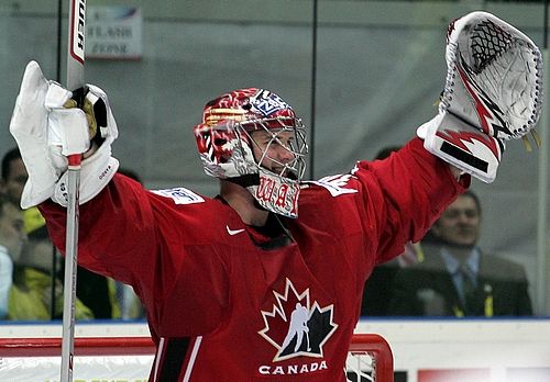 Spokojený kanadský gólman Cam Ward po vítězném finále MS s Finskem. | Foto: Reuters