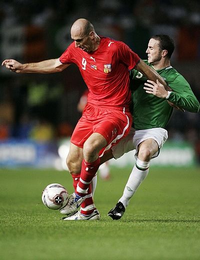 Jan Koller (vlevo) bojuje o míč s Johnem O'Shea z Irska. | Foto: Reuters