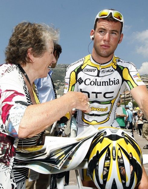 Vítěz druhé etapy Mark Cavendish dává autogramy | Foto: Sport