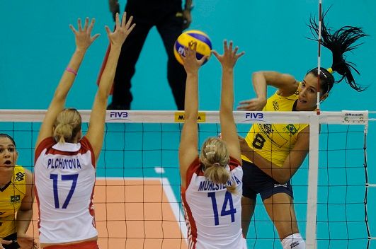 Lucie Mühlsteinová a Ivana Plchotová blokují Brazilku Jaqueline Carvalhovou | Foto: fivb.org