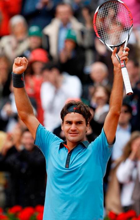 Roger Federer se raduje z premiérového titulu v Roland Garros. | Foto: Václav Rojík