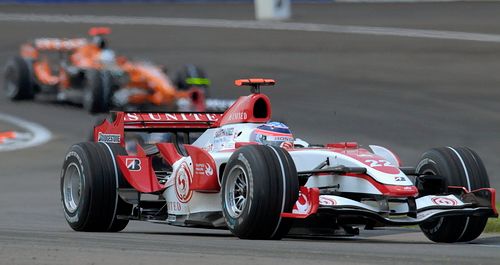 Takuma Sató se Super Aguri bojuje o co nejlepší čast v kvalifikaci na GP USA v Indianapolis. | Foto: Reuters