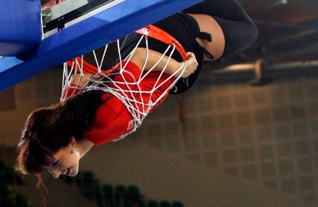 Co všechno nedokážou roztleskávačky? Basketbalové utkání v Bydhošti nabídlo tento nevšední moment. Nechtějte po nás vysvětlení... | Foto: Reuters