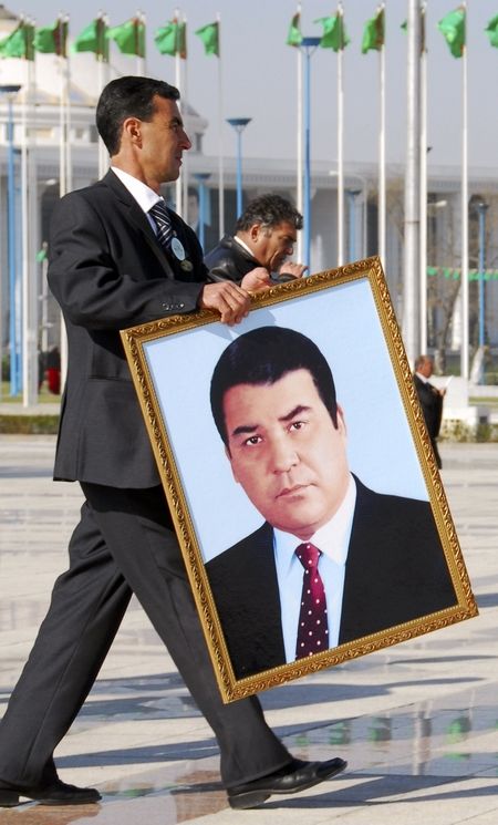 Velikého Turkmenbašiho (na obraze) vystřídá prezident s pravděpodobně nejdelším jménem na světě. Kandidát jediné povolené strany v zemi, Demokratické strany, Gurbanguli Malikgulijevič Berdymuhamedov. | Foto: REUTERS/Michael Steen