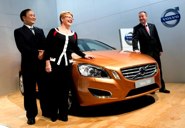 Majitel automobilky Geely a od 28. března 2010 také značky Volvo Li Šu-fu (vlevo). Po podepsání historické smlouvy pózuje u nového modelu S 60 s švédskou minystryní podnikání a energetiky a výkonným ředitelem Volvo Cars. | Foto: Reuters