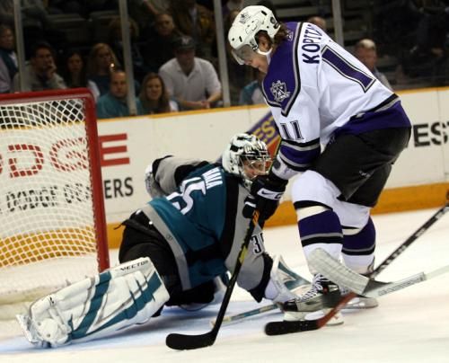 Gólman San Jose Sharks Vesa Toskalav včas zastavil útok Slovince Anze Kopitara z Los Angeles Kings. | Foto: Reuters