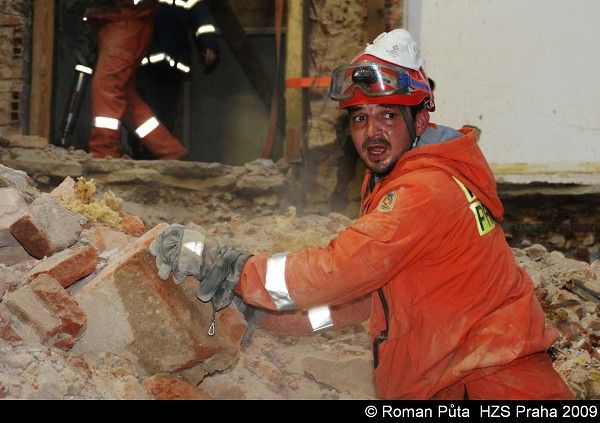 ...ikdyž po desítkách hodin. | Foto: HZS Praha