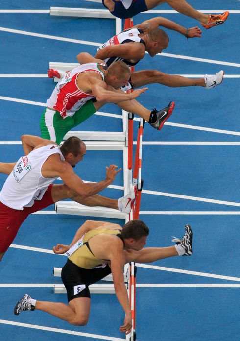 Přitom český sprinter odstartoval ve finále na 110 metrů překážek skvěle. | Foto: Reuters