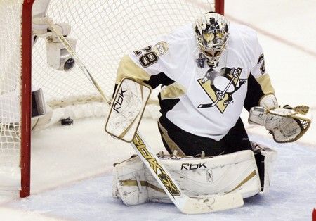 Fleury marně hledá puk pod svým betonem, ten je dávno za jeho zády a Penguins už vedou jen o jediný gól. | Foto: Reuters