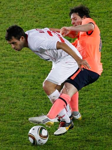 Messi bojuje o míč | Foto: Reuters