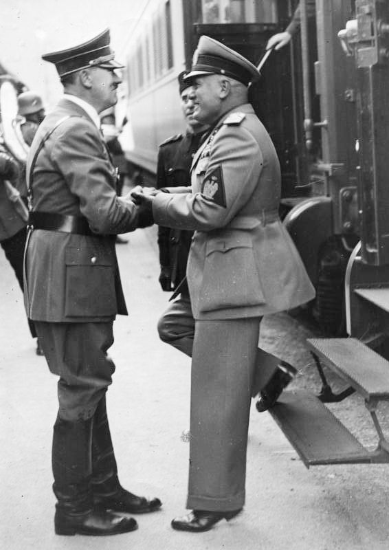 29. září 1938: Mnichovská konference. Adolf Hitler vítá svého fašistického kolegu, italského premiéra Benita Mussoliniho. | Foto: Bundesarchiv, Bild 183-2007-0404-500 / Heinrich Hoffmann / CC-BY-SA 3.0