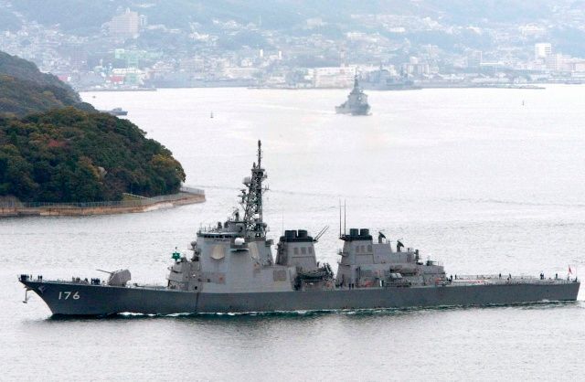 Čókaj (vepředu) a Kongou odplouvají z přístavu v Sasebo na jihu Japonska, 28. března | Foto: Reuters