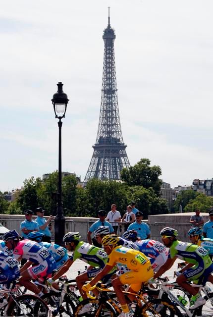 Cyklisté u Eiffelovky | Foto: Reuters