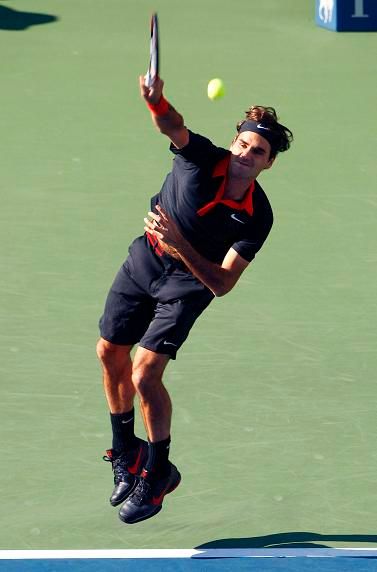 Roger Federer na podání | Foto: Reuters