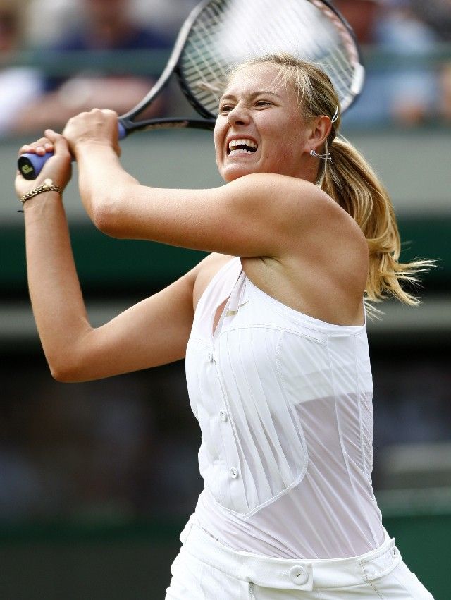 Ruská tenistka Maria Šarapovová ve svém úvodním zápase letošního Wimbledonu proti Francouzce Foretzové. | Foto: Reuters