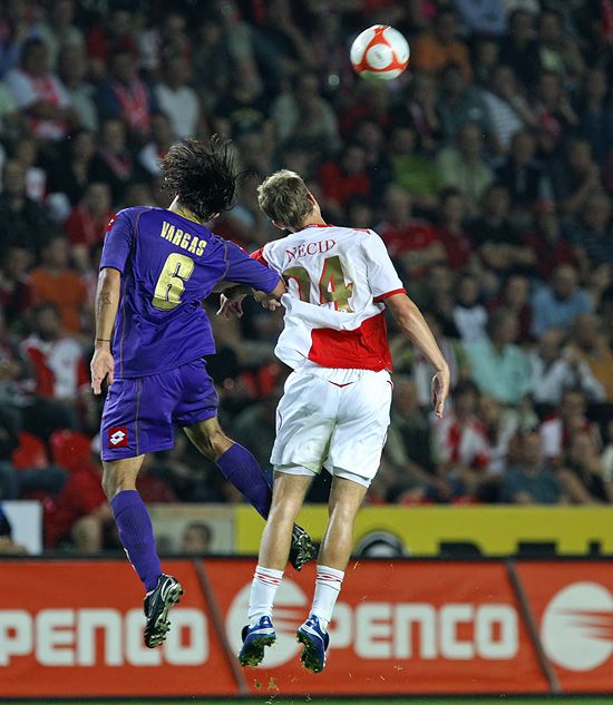 SK Slavia - ACF FiorentinaSK Slavia - ACF FiorentinaTomáš Necid (vpravo, SK Slavia Praha) s Risco Juanem Vargasem (vlevo, ACF Fiorentina) při těsném soupeření o míč. | Foto: Tomáš Adamec, Aktuálně.cz