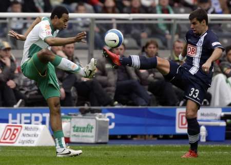 Andre Lima z Herthy Berlín (vpravo) v souboji s Naldem z Werderu Brémy | Foto: Reuters