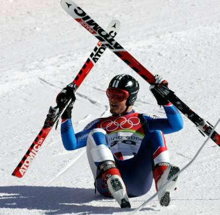 Antoine Deneriaz se raduje v cíli olympijského sjezdu z vítězství. | Foto: Reuters