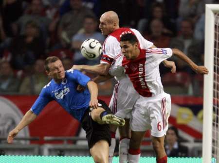 Hráči Ajaxu Amsterdam Hedwiges Maduro (vpravo) a Jaap Stam bojují o míč s Michaelem Gravgaardem z kodaňského týmu FC Copenhagen ve třetím předkole Ligy mistrů. | Foto: Reuters