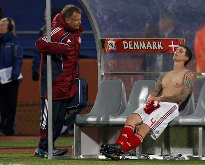 Smutný Daniel Agger z Dánska | Foto: Sport