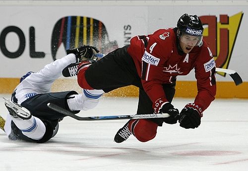 Toni Soderholm z Finska (vlevo) se srazil s Erikem Brewerem z Kanady. | Foto: Reuters