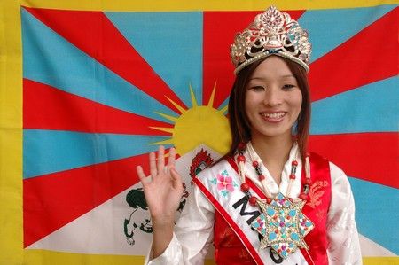 Loňská vítězka Tenzin Nyima (na snímku) předala korunku královny krásy Tsering Čungtak. | Foto: Miss Tibet