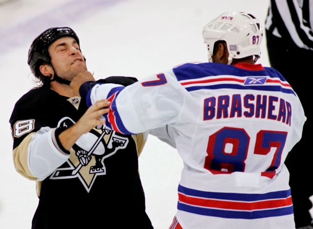 Zkušený bojovník Donald Brashear se v jednom z úvodních utkání sezony popral s Ericem Godardem. | Foto: Reuters