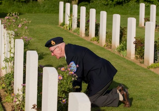 Čtyřiaosmdesátiletý kanadský veterán Windsor MacDonald poprvé v životě navštívil hrob svého bratra. | Foto: Reuters