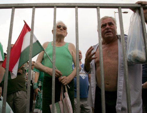 Fanoušci Ferencvárose protestují před jeho budapešťským stadionem proti sestupu klubu do 2. ligy kvůli finančním problémům. | Foto: Reuters