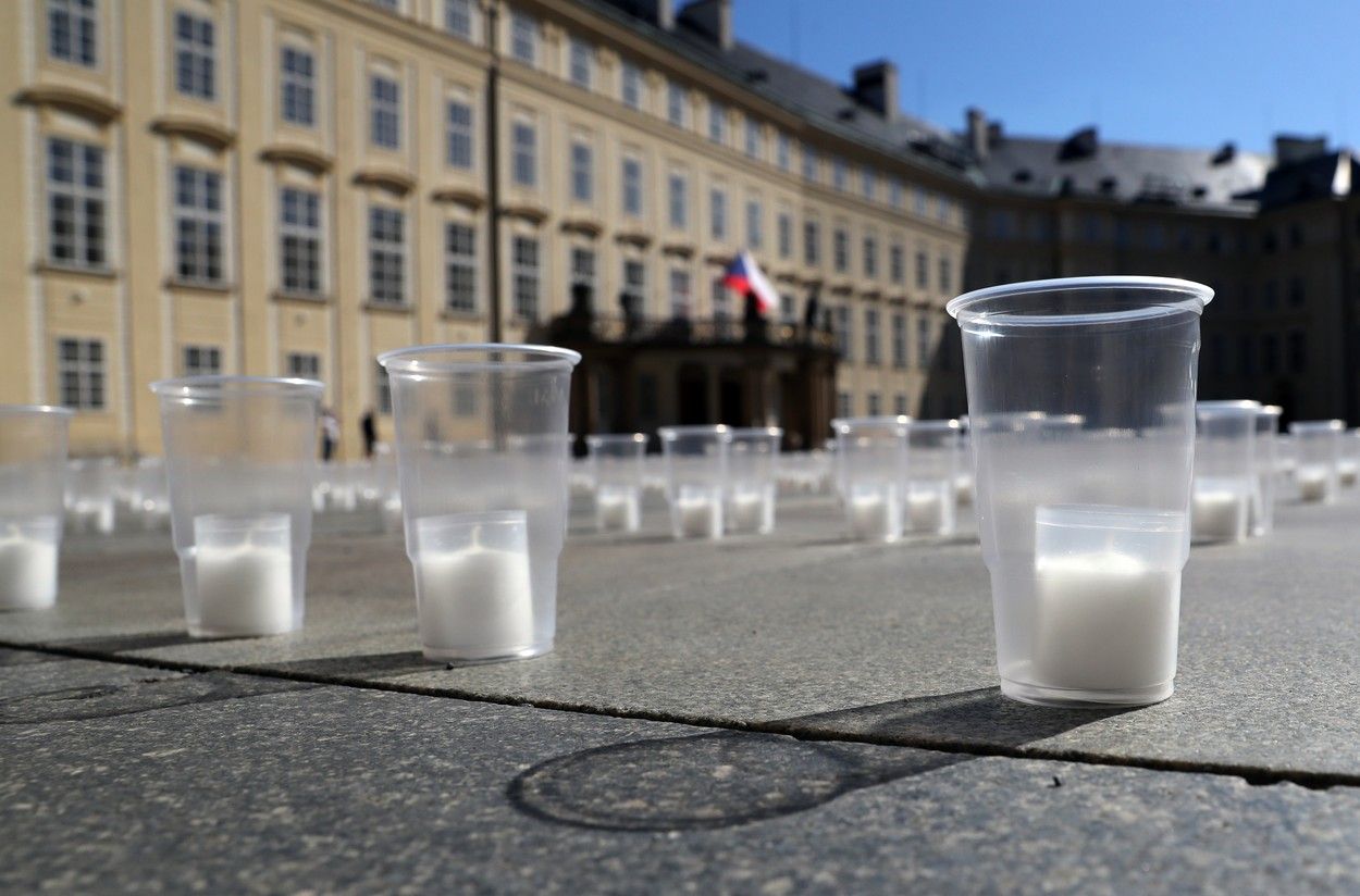 “Where did the comrades make a mistake?”  Czechs comment on candles in beer mugs