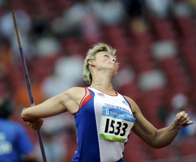 Barbora Špotáková při svém prvním pokusu v olympijské soutěži vyvinula maximální úsilí. | Foto: Reuters