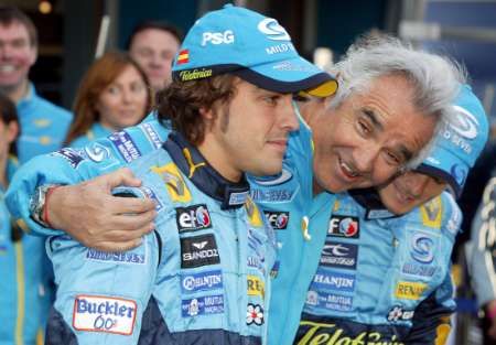 Šéf Renaultu Flavio Briatore objímá své piloty. | Foto: Reuters