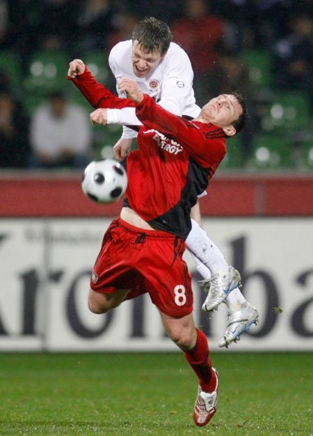 Paul Freier a Radoslav Zabavnik v souboji Sparty s Leverkusenem během zápasu základni skupiny Poháru UEFA. | Foto: Reuters