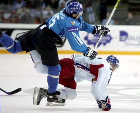 Tuomo Ruutu sráží Jana Bulise | Foto: Reuters