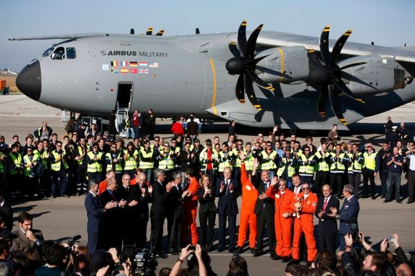 Možná je drahý a určitě má zpoždění. Ale vypadá dobře. "Family foto" nového dopravního transportéru evropských zemí NATO a jeho první posádky. Uprostřed španělský král Juan Carlos. | Foto: Reuters