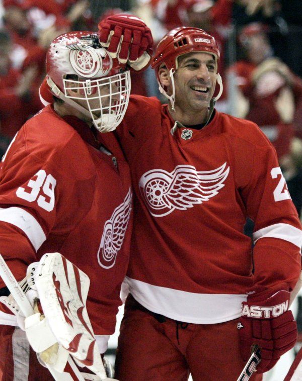 Veteráni slaví. Dominik Hašek a Chris Chelios po výhře nad Columbusem. | Foto: Reuters