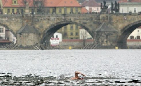 Vrhnout se ledové Vltavy chtělo jistě víc než jen pouhou kuráž | Foto: Sport