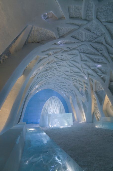 Alespoň takto to všem, kteří nejsou zvyklí spát v minusových teplotách, doporučují specialisté z ledového hotelu ICEHOTEL. 
Umělci: Lilya Pobornikova, Viktor Tsarski 
 
Místo: ICEHOTEL Reception - Frosty Forest | Foto: Photobigben.com/ ICEHOTEL